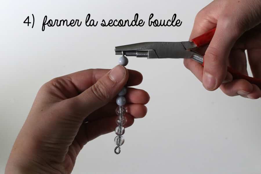 former la seconde boucle de la barrette de perles